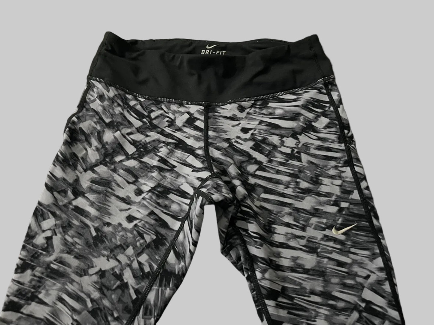Nike Dri-FIT Capri Leggings – Size Small