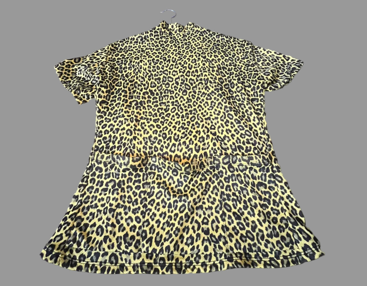 Close-up of Shebeest leopard print cycling jersey collar and front zip